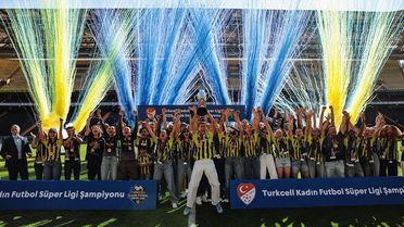 Şampiyon Fenerbahçe arsaVev, kupasını kaldırdı