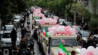 Kamuflajlar gitti, pembe balonlar geldi: İran’da askeri araçlar gelin arabası oldu