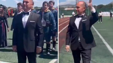 Atatürk'e benzeyen kişiye resmi törende halkı selamlattılar