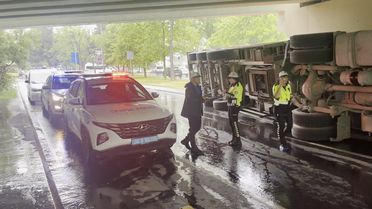 Bakırköy'de TIR Üst Geçide Çarptı