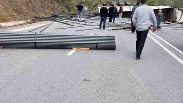 Zonguldak'ta Tır Devrildi, Yol Kapandı
