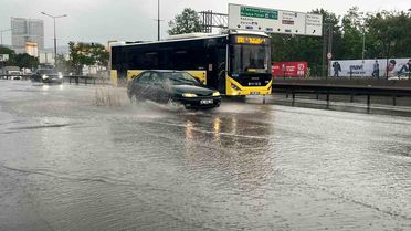 İstanbul'da Sağanak Yağış Hayatı Felç Etti