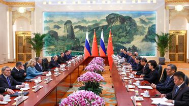 Putin, Pekin'de Resmi Törende Karşılandı