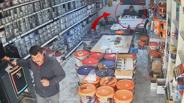 Soğukkanlı esnaf! Deprem anında yerinden bile kalkmadı