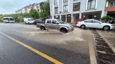 Süleymanpaşa'da şiddetli sağanak: Yollar dereye döndü