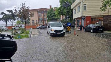 Tekirdağ'da şiddetli yağış yolları dereye çevirdi
