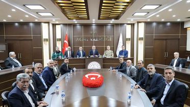 Vali Önder Bozkurt muhtarlarla köylerin ihtiyaçlarını değerlendirdi