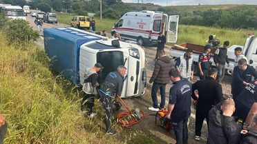 Marmara'da Kamyonet Devrildi, Sürücü Yaralandı