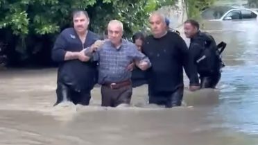 Hatay’da su baskınında mahsur kalan vatandaşlar botlarla kurtarıldı