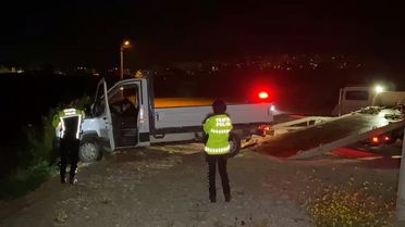 İnegöl'de Kamyonet Şarampole Uçtu