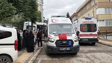 Gebze'de Apartmanda Yangın: 3 Kişi Hastaneye Kaldırıldı