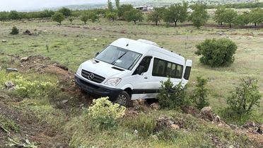 Malatya'da minibüs şarampole devrildi: 2 yaralı