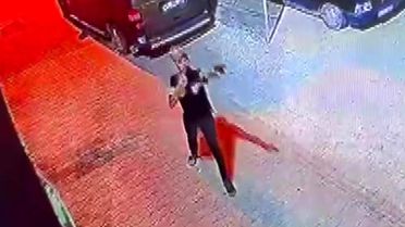 Silahı ateş almayınca panikledi, sonra yeniden ateş açtı... O anlar kamerada