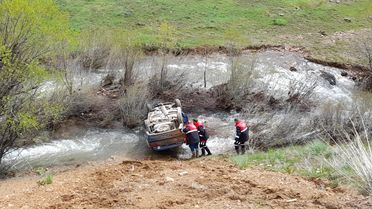 Sivas'ta Otomobil Dereye Devrildi: 4 Yaralı