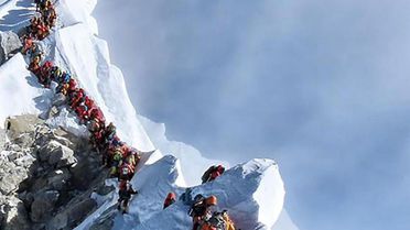Everest'te 2 dağcı hayatını kaybetti