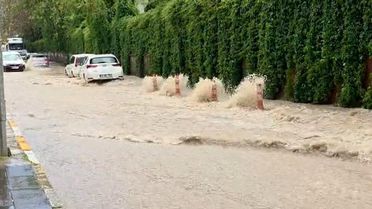 Elazığ'da sağanak: Caddeler dereye döndü