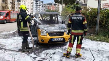 Silifke'de Hafif Ticari Araç Yangını
