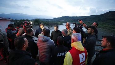 Karaçay Nehri’nde kaybolan 2 kişi için arama kurtarma çalışmaları sürüyor