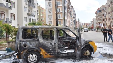 Silifke'de Hafif Ticari Araç Yandı