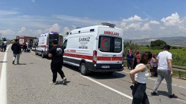 Alaşehir'de Minibüs-Traktör Kazası: 1 Ölü, 3 Yaralı