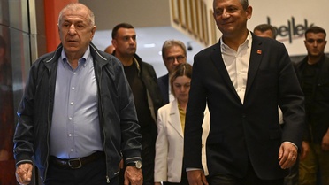 Ümit Özdağ'dan gece yarısı CHP Genel Merkezi'ne destek ziyareti: Demokrasi krizi zirveye çıktı