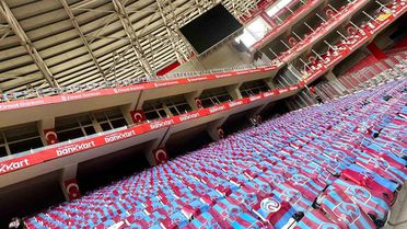 Trabzon Büyükşehir Belediyesi, Antalya Stadyumu'nu bayraklarla donattı