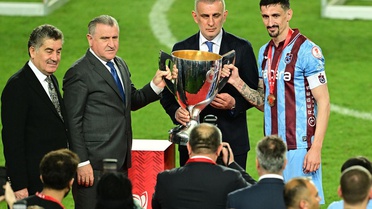 Polemik yaratan görüntü! Trabzonspor'a şampiyonluk kupasını İbrahim Hacıosmanoğlu verdi