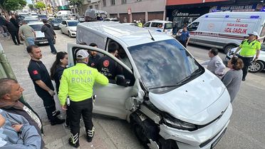 Edirne'de Kamyonet Kaza Yaptı: 2 Yaralı