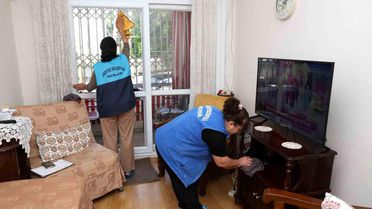 Akdeniz Belediyesi'nden bayram öncesi dezavantajlı vatandaşlara temizlik bakım hizmeti