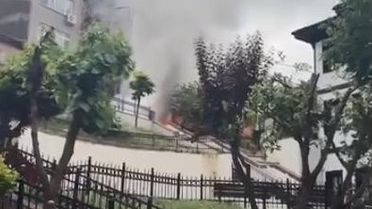 Beyoğlu'nda otomobil yangını paniğe yol açtı