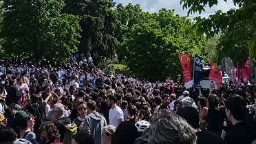 Bilgi Üniversitesi'nde eyleme devam eden öğrencilere polisten müdahale 