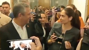 Özgür Özel'den, sözlü saldırıya uğrayan kadın gazeteciye: Kusura bakma, çok üzüldüm