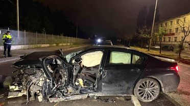Refüje çarptıktan sonra hurdaya dönen araçta sıkışan sürücüyü itfaiye kurtardı