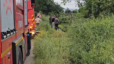 Sapanca'da Otomobil Su Kanalına Devrildi