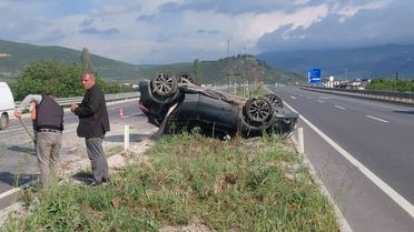 İznik'te Takla Atan Araçta İki Yaralı