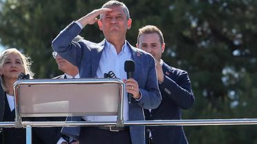 'Bundan sonra meydanlardayız' diyen Özgür Özel ilk mitingini İzmir'de yapıyor