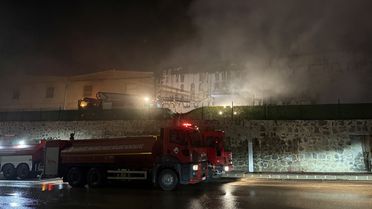 Gaziantep'te mobilya fabrikasında yangın kontrol altına alındı
