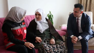 94 yaşındaki şehit annesine tekerlekli sandalye