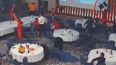 Galatasaraylı futbolcular Fenerbahçe gol yiyince sevinçten çıldırmış! Eline sandalye alıp koşan bile var