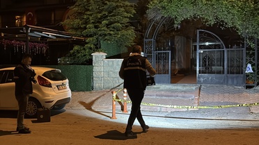 Darbedilen kadını kurtarmak isteyen 2 kardeş bıçaklandı