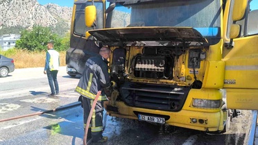 Kırmızı ışıkta bekleyen tır alevlere teslim oldu