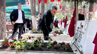 Mersin protokolü şehitlikte ve bayramlaşmada bir arada