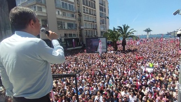 Özgür Özel gövde gösterisi yaptı! İşte olaylı İzmir mitinginden dikkat çeken kareler