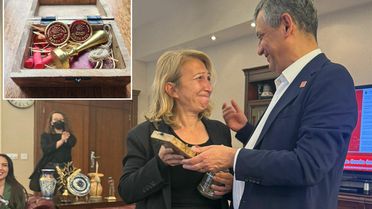 Özgür Özel, genel başkanlık mührünü Süreyya Öneş Derici'ye emanet etti