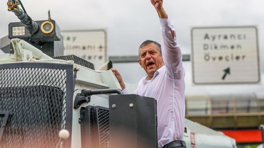 Özgür Özel'den İzmir'de gövde gösterisi! Valiliğin itirazına jet yanıt geldi