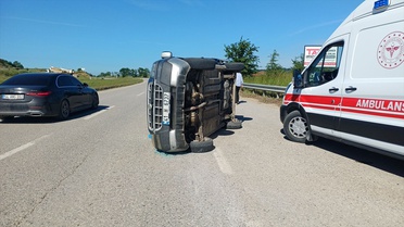 Sakarya'da otomobille çarpışan hafif ticari araçtaki 3 kişi yaralandı