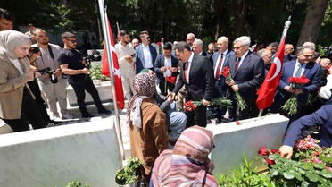 Şehit babasının elini öpen vali yürekleri ısıttı