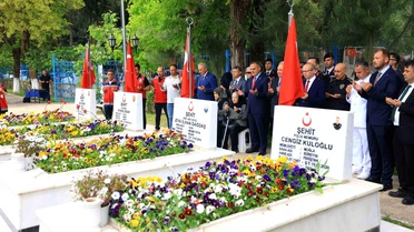 Vali Akbıyık'tan Kurban Bayramı'nda Şehitlik Ziyareti