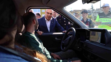 Vali Koç, vatandaşların bayramını kutladı, sürücülere çikolata ikram etti