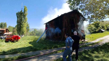Mudurnu'da Yangın: İki Katlı Ahşap Ev Yandı